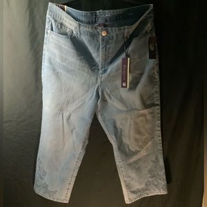 Brand New Gloria Vanderbilt Jeans Capri
~Size 14    
~14 Stretch  Missy